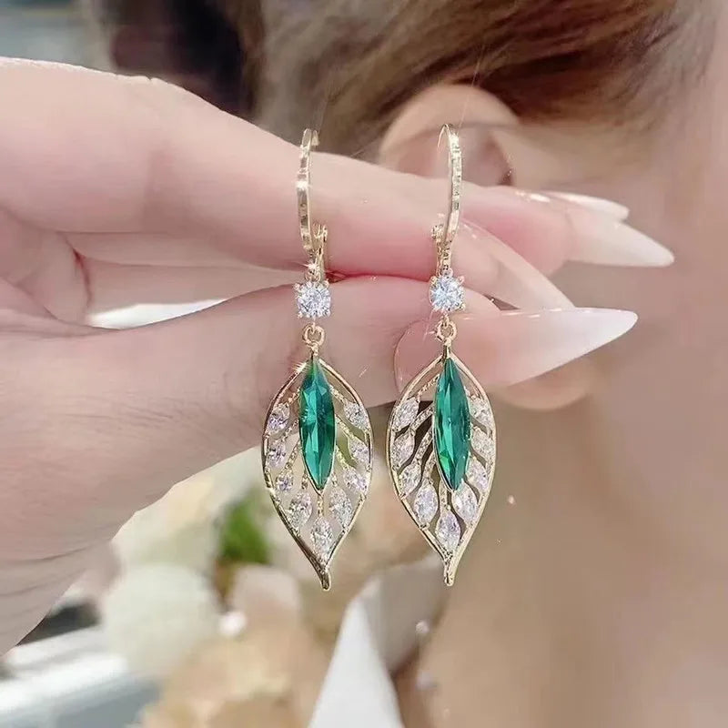 Pendientes de hojas doradas de cristal verde para mujer, accesorios diarios de individualidad, aniversario del Día de San Valentín, regalos de joyería de cumpleaños