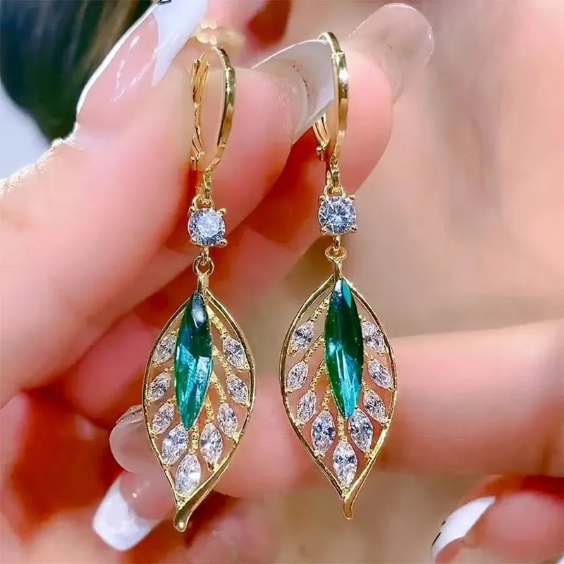 Pendientes de hojas doradas de cristal verde para mujer, accesorios diarios de individualidad, aniversario del Día de San Valentín, regalos de joyería de cumpleaños