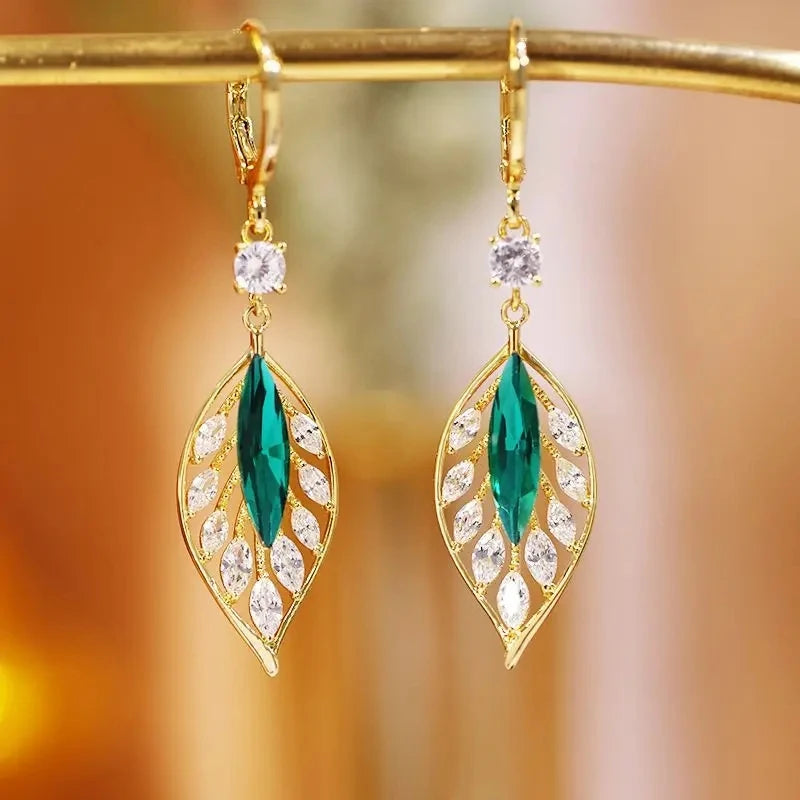 Pendientes de hojas doradas de cristal verde para mujer, accesorios diarios de individualidad, aniversario del Día de San Valentín, regalos de joyería de cumpleaños